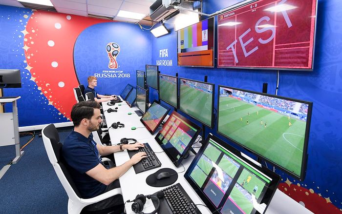 Thông tin giữa trọng tài và công nghệ gây tranh cãi V.A.R được trao đổi như thế nào tại World Cup 2018?