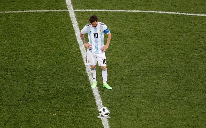 Cử chỉ bất thường báo hiệu cơn ác mộng với Messi cùng đồng đội