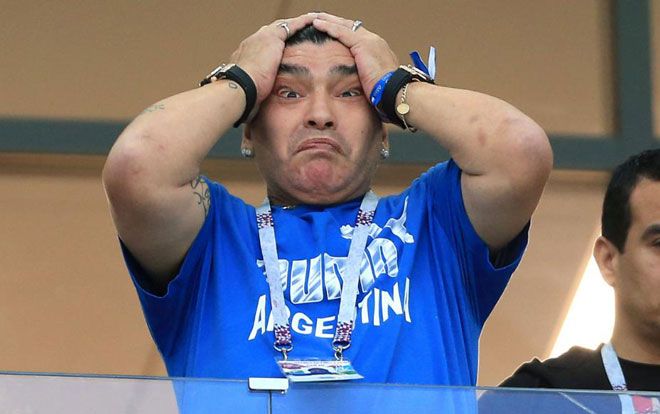 Hành động ‘quái gở’ của Maradona trong trận Argentina thảm bại trước Croatia