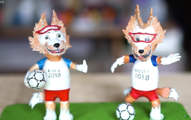 Thầy giáo tạo hình linh vật Word Cup từ vỏ trứng