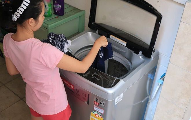 Nàng dâu ấm ức vì mẹ chồng giặt đồ của cả nhà, chỉ chừa duy nhất một bộ của mình ra, dân mạng hiến kế cách trả đũa