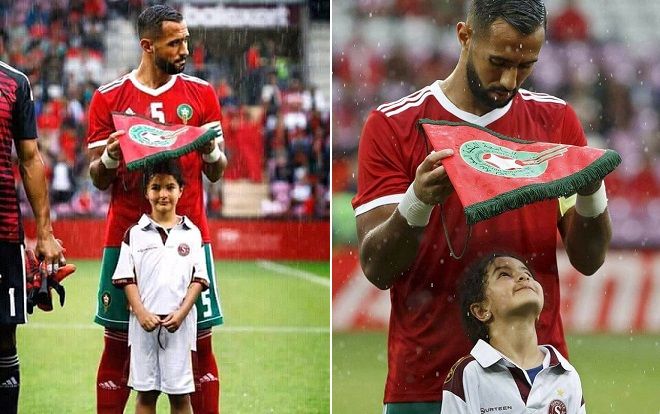 Loạn nhịp trước hành động dùng cờ hiệu che mưa cho bé gái của 'sư tử đầu đàn' đội tuyển Morocco