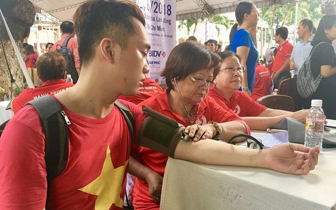Bất chấp nắng nóng gay gắt, sinh viên Sài Gòn vẫn xuống đường hiến máu tình nguyện để cứu người