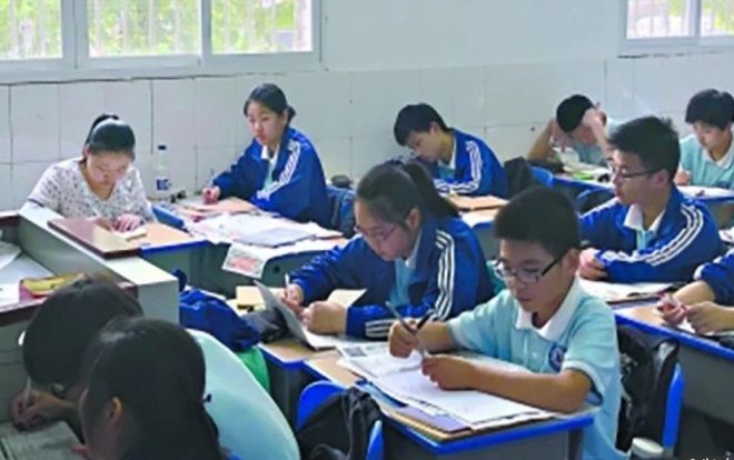 Bà mẹ lẽo đẽo theo con trai tới lớp học suốt 3 năm vì lý do bất ngờ