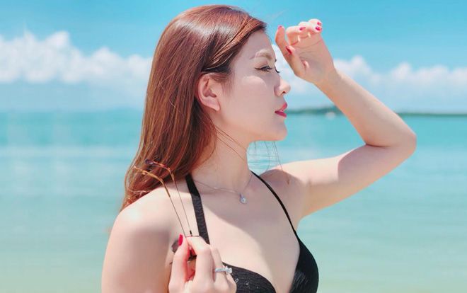 Vẻ đẹp nóng bỏng của nữ MC mặc bikini dẫn chương trình ở Việt Nam