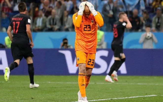 Fan cuồng đe dọa giở trò đồi bại với vợ và con gái thủ môn đội tuyển Argentina