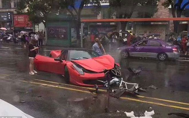 Siêu xe 15 tỷ nát bét trong tay người phụ nữ sau vài phút cầm lái