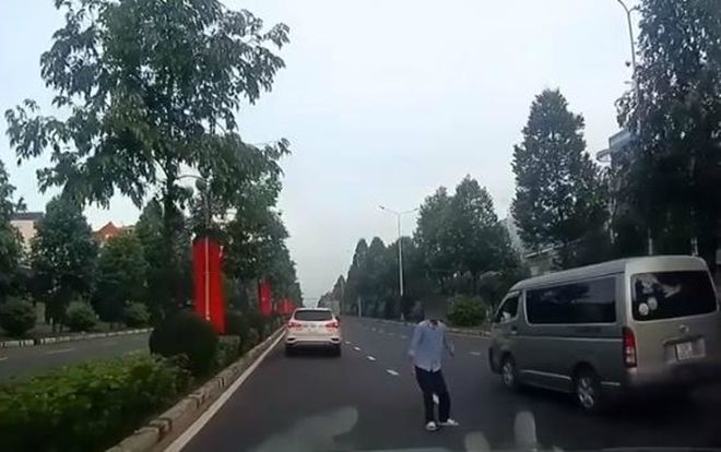 Đứng tim với cảnh nam thanh niên lao đầu vào ô tô đòi tự tự
