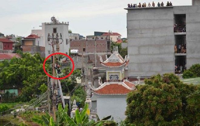 Nam thanh niên trèo cột điện la hét nghi thua độ bóng đá