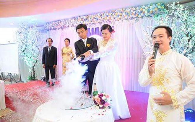 Đắng lòng thanh niên được mời làm MC đúng đám cưới người yêu cũ