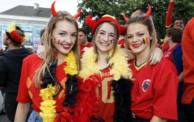 CĐV nữ tuyển Bỉ và Tunisia đọ nhan sắc kiều diễm trên khán đài