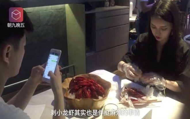 Việc nhẹ lương cao: Bóc vỏ tôm cho thực khách kiếm 1.500 USD mỗi tháng