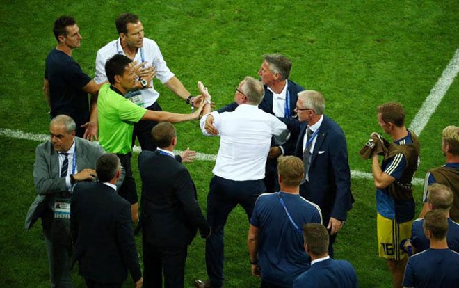 Bị khiêu khích, HLV Thụy Điển suýt tẩn nhau với đối thủ