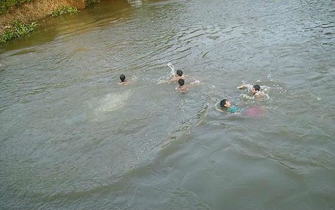 Rủ nhau xuống ao tắm mát, 2 học sinh tử vong thương tâm