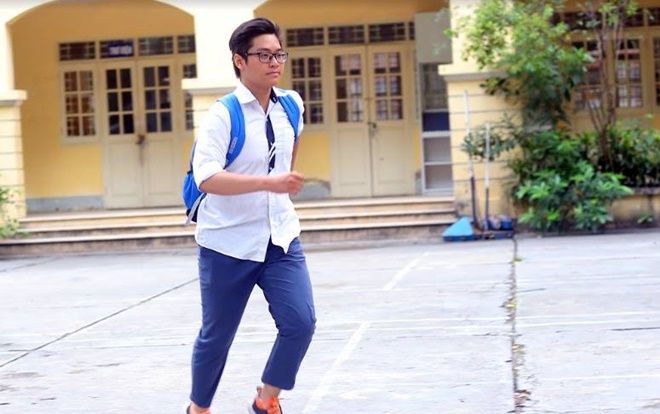 Chùm ảnh: Đến trường sát nút 'giờ G', sĩ tử 'ba chân bốn cẳng' lao như bay vào phòng thi