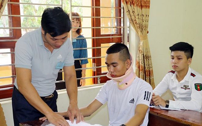 Bị tai nạn xe máy, cổ đeo nẹp không thể cử động thí sinh vẫn tham dự kỳ thi THPT Quốc gia