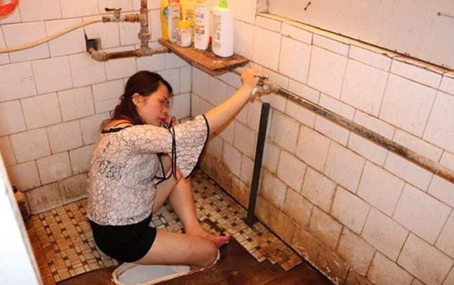 Hy hữu: Cô gái say xỉn kẹt chân trong hố xí