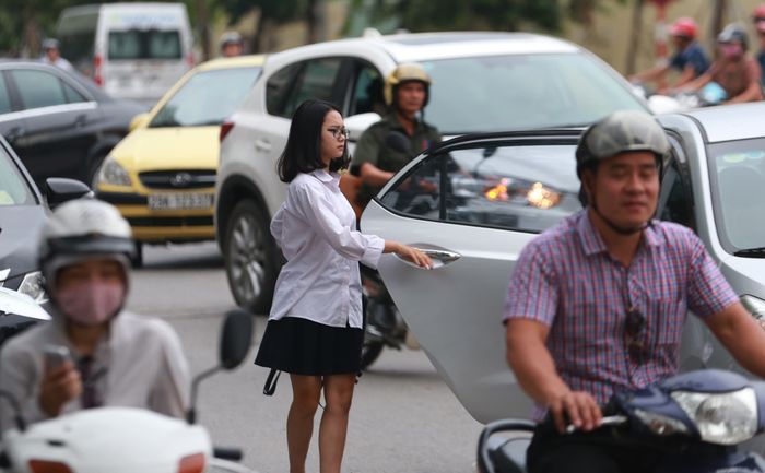 Hàng loạt thí sinh được 'cưỡi' xe sang đi thi THPT quốc gia 2018