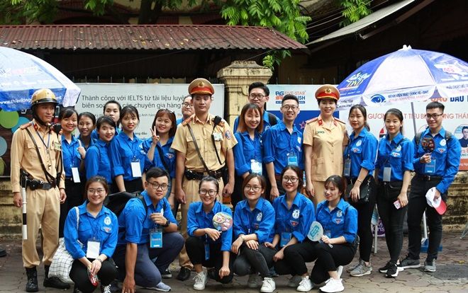 Sĩ tử đến sớm trước giờ 'G' cả tiếng, tình nguyện viên tranh thủ chụp ảnh cùng CSGT trước khi vào thi môn Toán THPT quốc gia