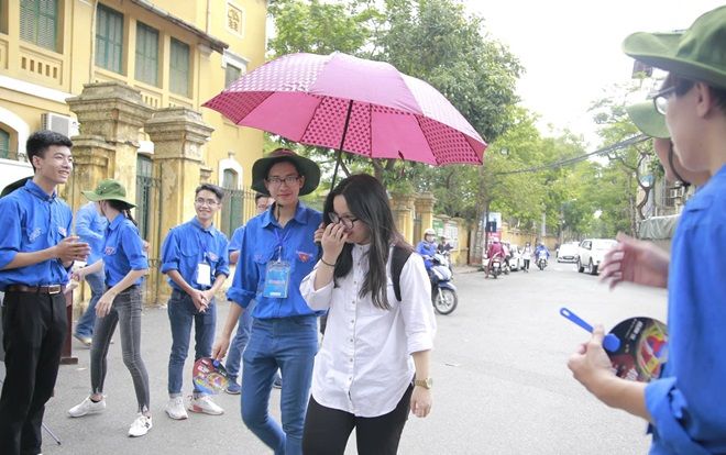 Hà Nội đổ mưa như càng chứng tỏ tấm lòng đẹp của sinh viên tình nguyện: Mặc người ướt vẫn nhường ô, áo mưa cho sĩ tử dự thi