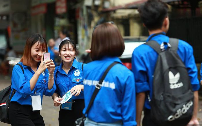 Không chỉ là bước ngoặt trong cuộc đời sĩ tử, THPT quốc gia còn là kỳ thi ghi dấu thanh xuân rực rỡ của sinh viên tình nguyện