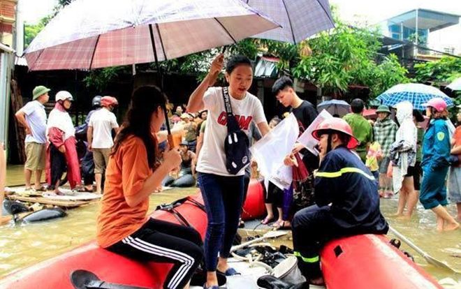 Chùm ảnh: Các sĩ tử vùng cao vượt mưa lũ đi thi THPT Quốc Gia 2018