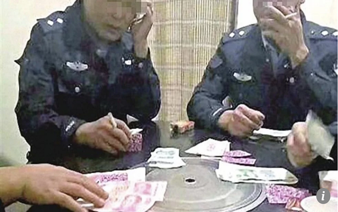 Ngang nhiên chơi bài ăn tiền trong giờ làm, 4 thanh tra bị bắt giữ