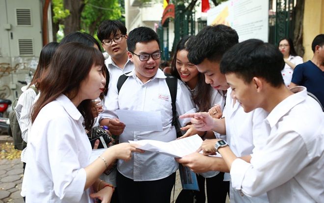 Sĩ tử vui cười rạng rỡ khi ra về, kết thúc ngày 'chinh chiến' đầu tiên với 2 môn Toán và Văn