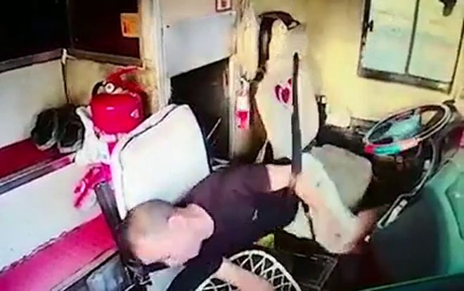 Tài xế đột quỵ, 'người hùng' nhanh trí cứu cả xe thoát chết trong gang tấc