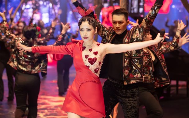 Chi Pu độc - lạ - dị, dùng 'Đóa hoa hồng' tái hiện hoạt cảnh 'Người đẹp và quái vật'