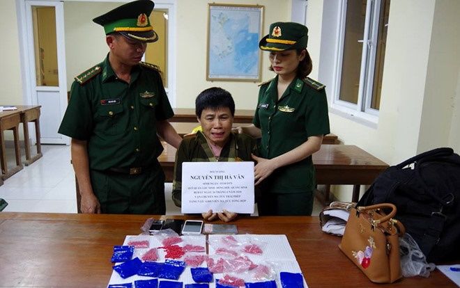 'Nữ quái' khóc lóc van xin khi bị phát hiện giấu gần 5.000 viên ma túy tổng hợp trong vùng kín