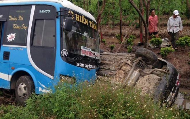 Tai nạn liên hoàn khiến 2 người tử vong, tài xế lao xe xuống mương nước mắc kẹt bên trong