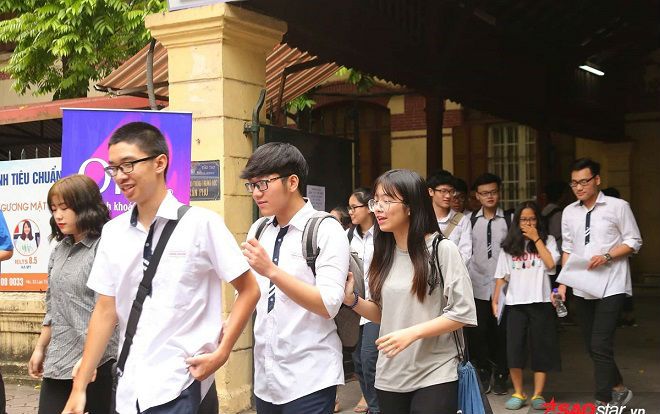 Gần 350.000 sĩ tử vui vẻ ra về, kết thúc buổi thi tổ hợp môn đầu tiên trong kỳ thi THPT quốc gia