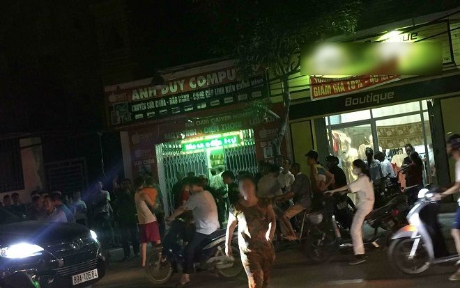 Cô gái xinh đẹp trình báo công an vì bị cưỡng hiếp trong cửa hàng sửa chữa điện thoại