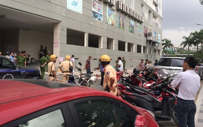 Bất chấp lời can ngăn, 2 người đàn ông cầm hung khí lao vào đâm chém nhau khiến 1 người gục tại chỗ