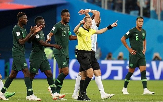 Không phải Messi, trọng tài Cakir là người hùng đưa Argentina vào vòng 1/8!