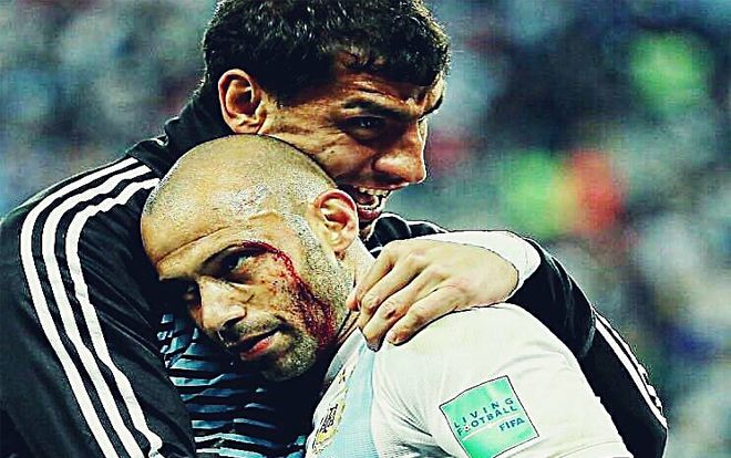 Đổ máu, ‘chiến binh’ của ĐT Argentina vẫn nỗ lực thi đấu