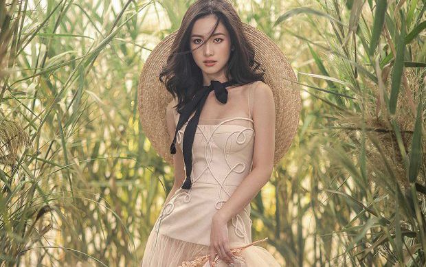 Jun Vũ đội nón to cả mét, kéo cao váy hết cỡ mà không hề dung tục