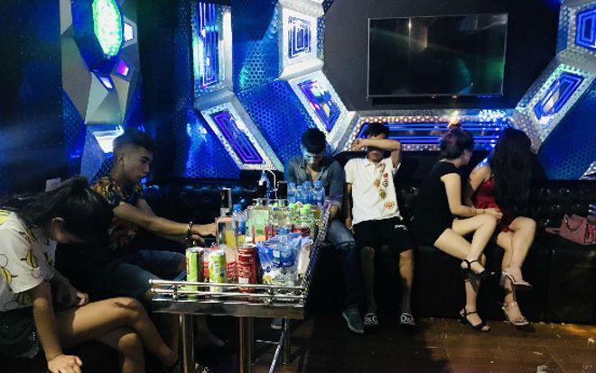 Ập vào bắt quả tang 7 'nam thanh nữ tú' đang sử dụng ma túy tại phòng Karaoke