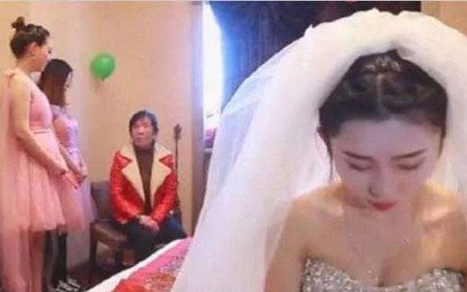 Nhà gái đòi thêm 1,7 tỷ trong đám cưới, phù dâu quay sang cầu hôn chú rể