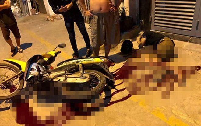 Nghi ngờ bạn gái có người khác tán tỉnh, rủ đồng bọn xách mã tấu chém nhầm 2 nam thanh niên