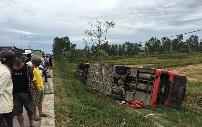 Xe giường nằm lật xuống ruộng, 2 người trong một gia đình tử vong, 6 người khác bị thương