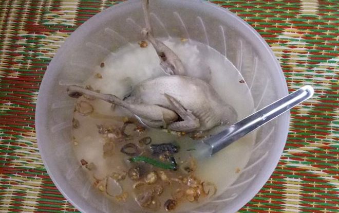 Vợ khoe chồng nấu cháo dưỡng thai: Chim nguyên chim, nước nguyên nước, hành nổi lõng bõng