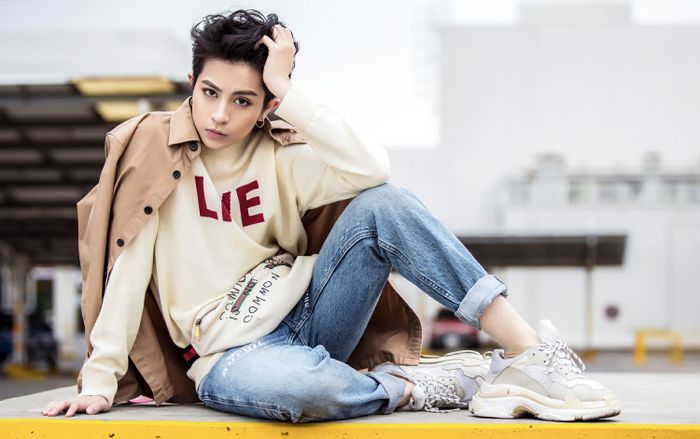 Kết hợp suit và măng-tô cực 'chất', Gil Lê vô cùng cá tính đến đấng mày râu còn phải ganh tỵ