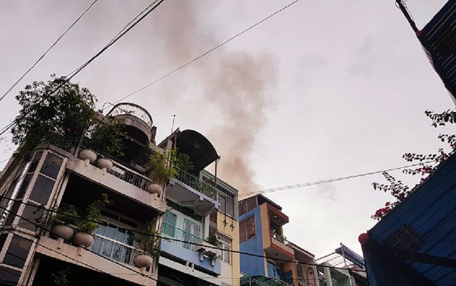 Cả khu phố nhốn nháo khi phát hiện khói lửa nghi ngút từ căn nhà 4 tầng