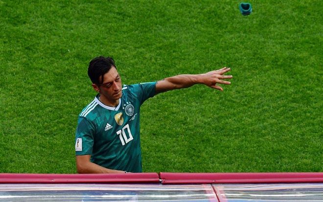 Ozil bất ngờ bị fan cuồng ĐT Đức tấn công sau thất bại trước Hàn Quốc