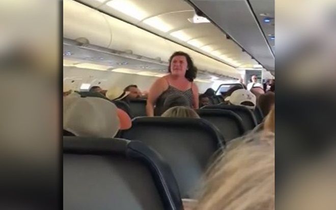 Liên tục chửi thề, người phụ nữ bị tống cổ khỏi máy bay