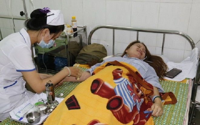 Nghi ngờ cô giáo đánh con, phụ huynh kéo côn đồ xông vào trường đánh cô thủng màng nhĩ