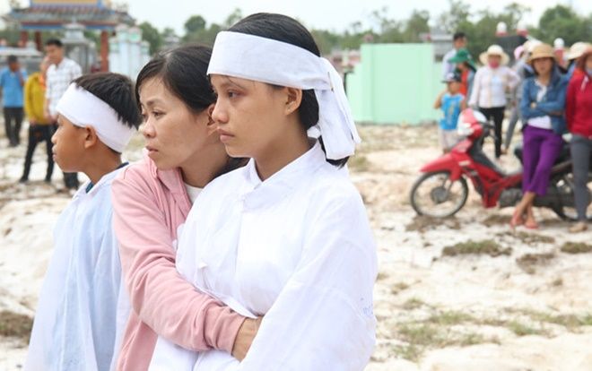 Xót xa cảnh nữ sinh đội tang cha và bà nội đi thi THPT
