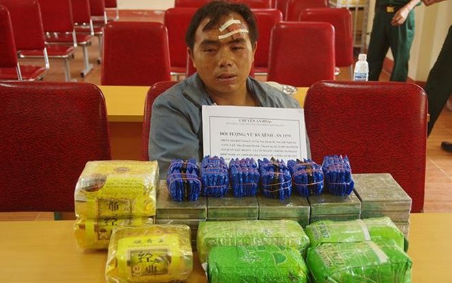 Bắt thầy giáo mang súng vận chuyển 20 bánh ma túy